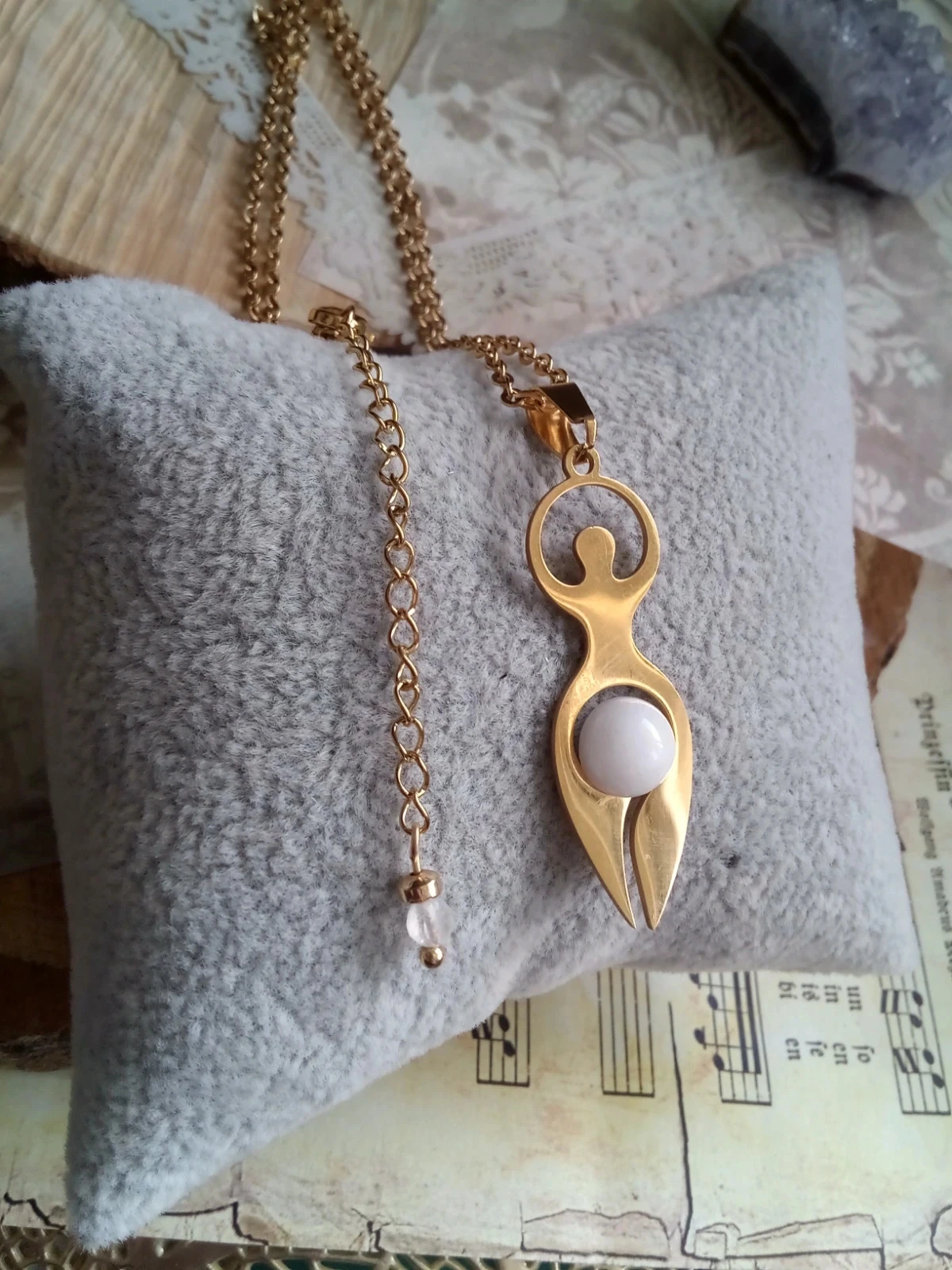 Pendentif féminin sacré et pierre de jade blanc – photo 2